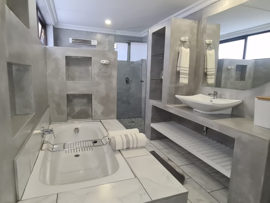 5 Bedroom Property for Sale in Kenton On Sea Eastern Cape